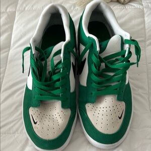 Nike skate Sneakers in Green and White